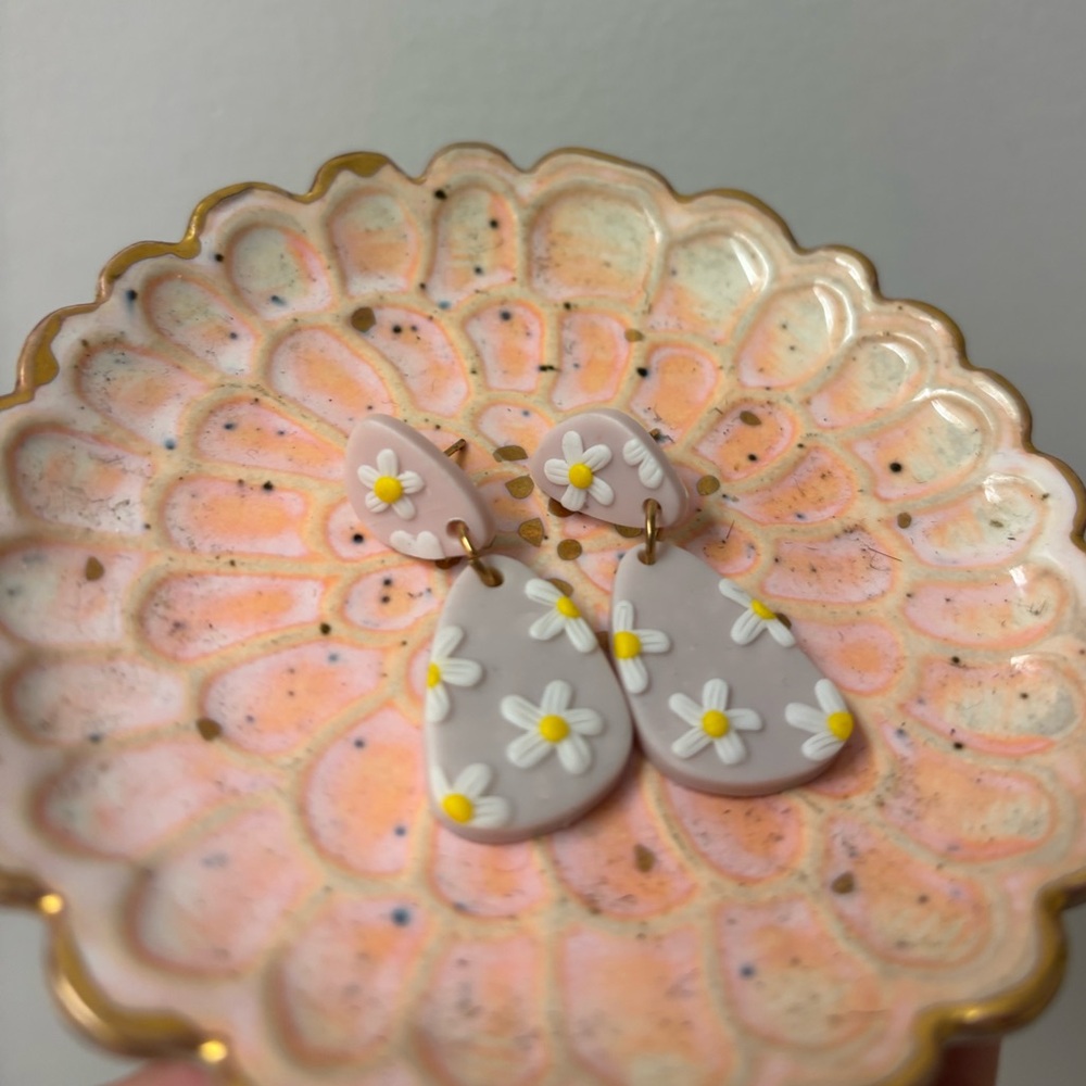 Pink and White Vintage-Inspired Earrings with Daisy Design